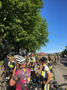 Många glada cyklister som deltog i Halvvättern för funktionärer. I strålande solsken dessutom.