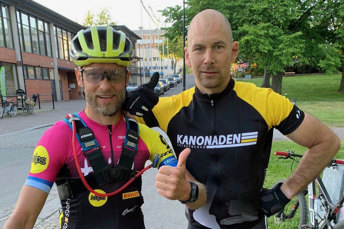 Mer än 30 mil på landsvägscykel är en stor utmaning. Motalabon André Conradsson ville ta det ett steg längre. Tillsammans med kompisen Henrik Sparr cyklade han Min Vätternrundan i mountainbikespåret..