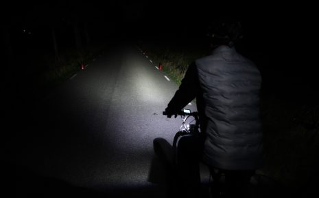 I mörker är det lag på att ha belysning på sin cykel.