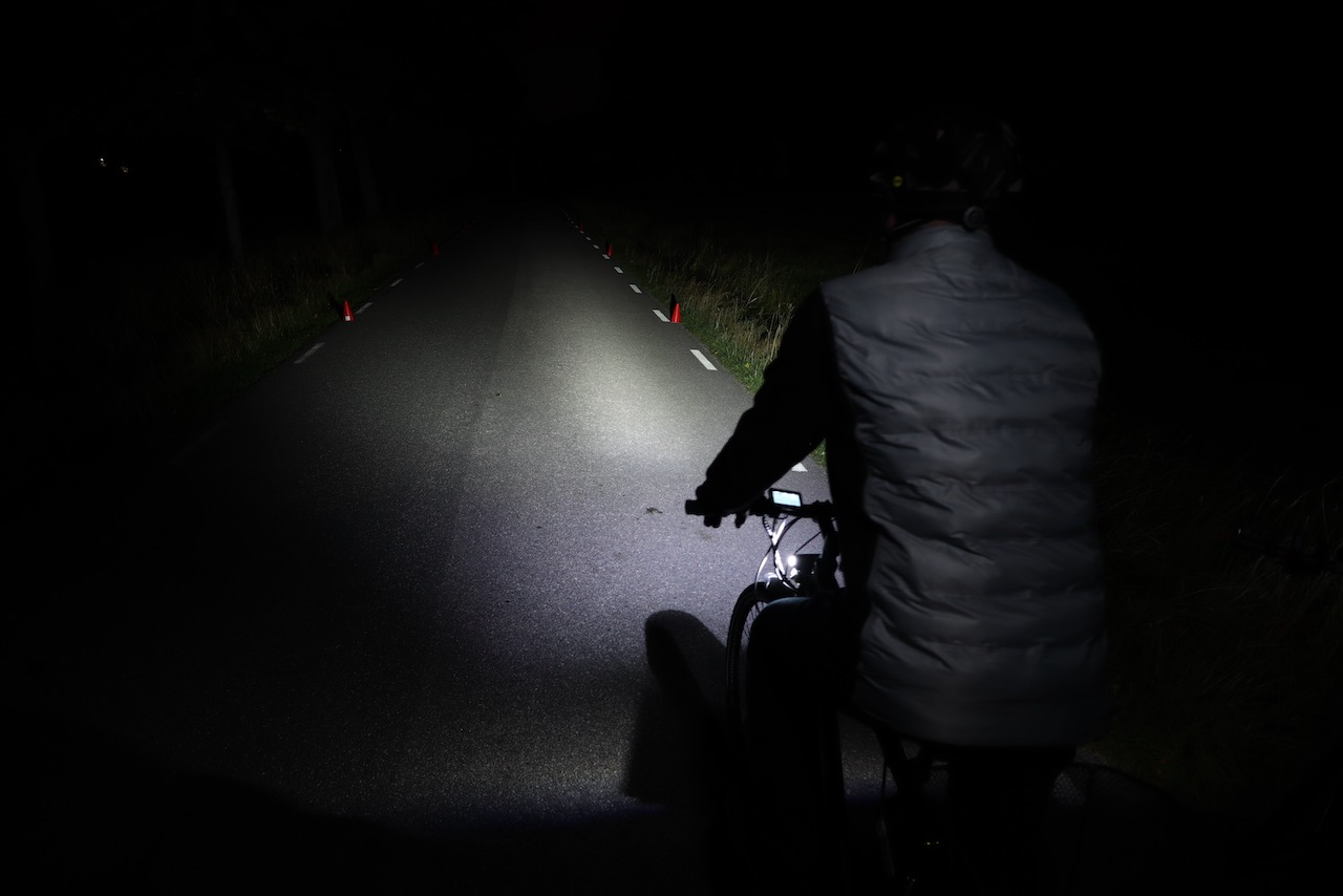 I mörker är det lag på att ha belysning på sin cykel.