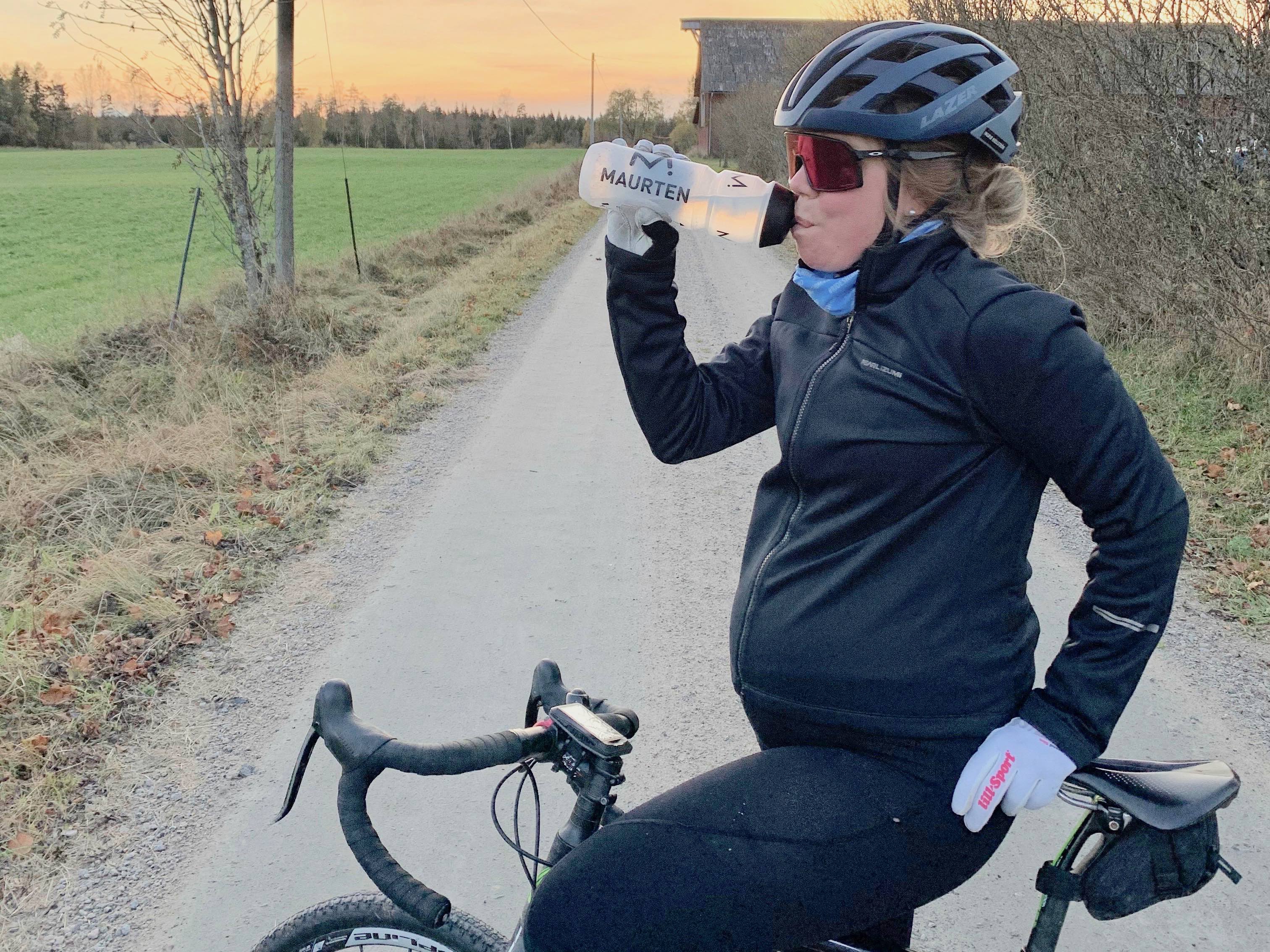 Ingrid Kjellström cyklar genom sin graviditet
