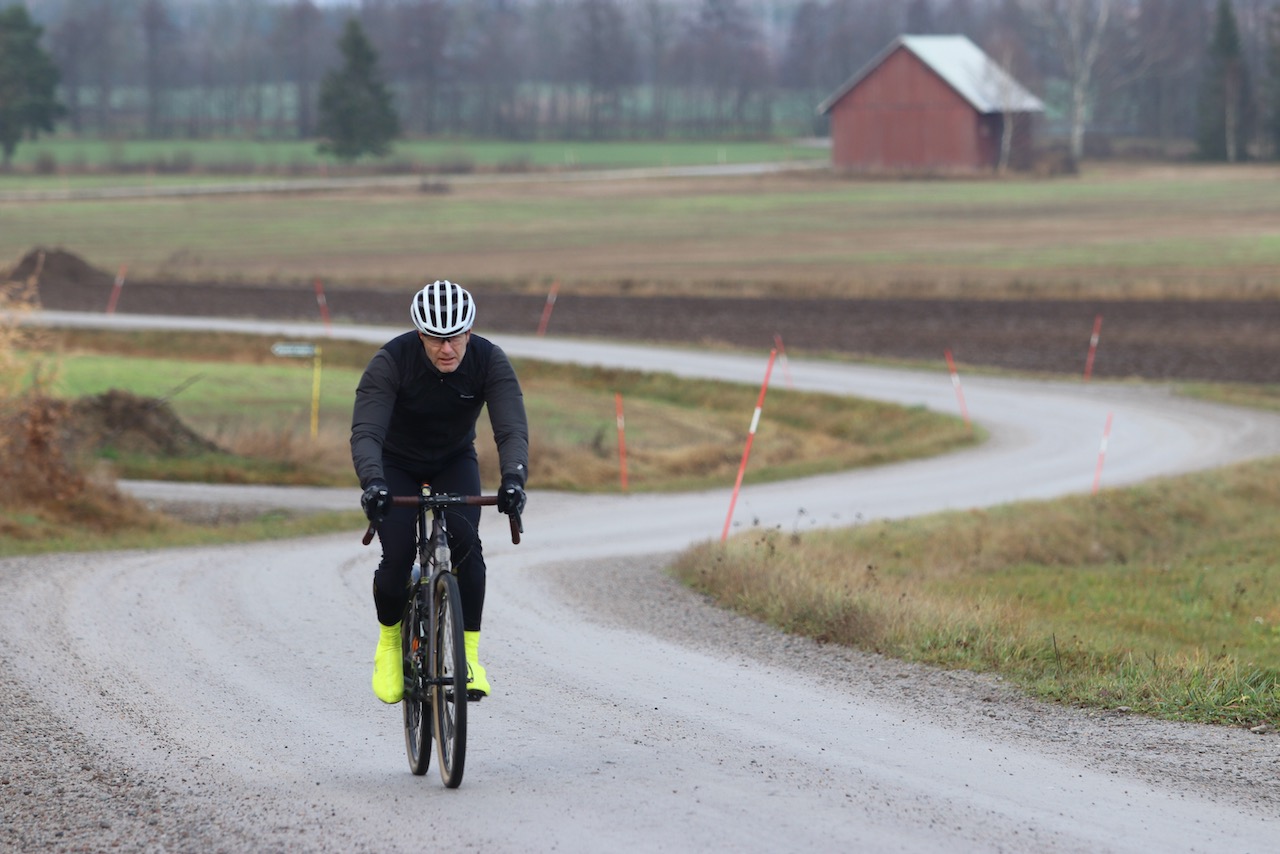 Mikael Muhr cyklar på hösten.