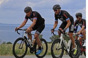 Ola Serneke satsar hårt på Vätternrundan. Serneke Allebike Racing Team ska ta sig under sju timmar.