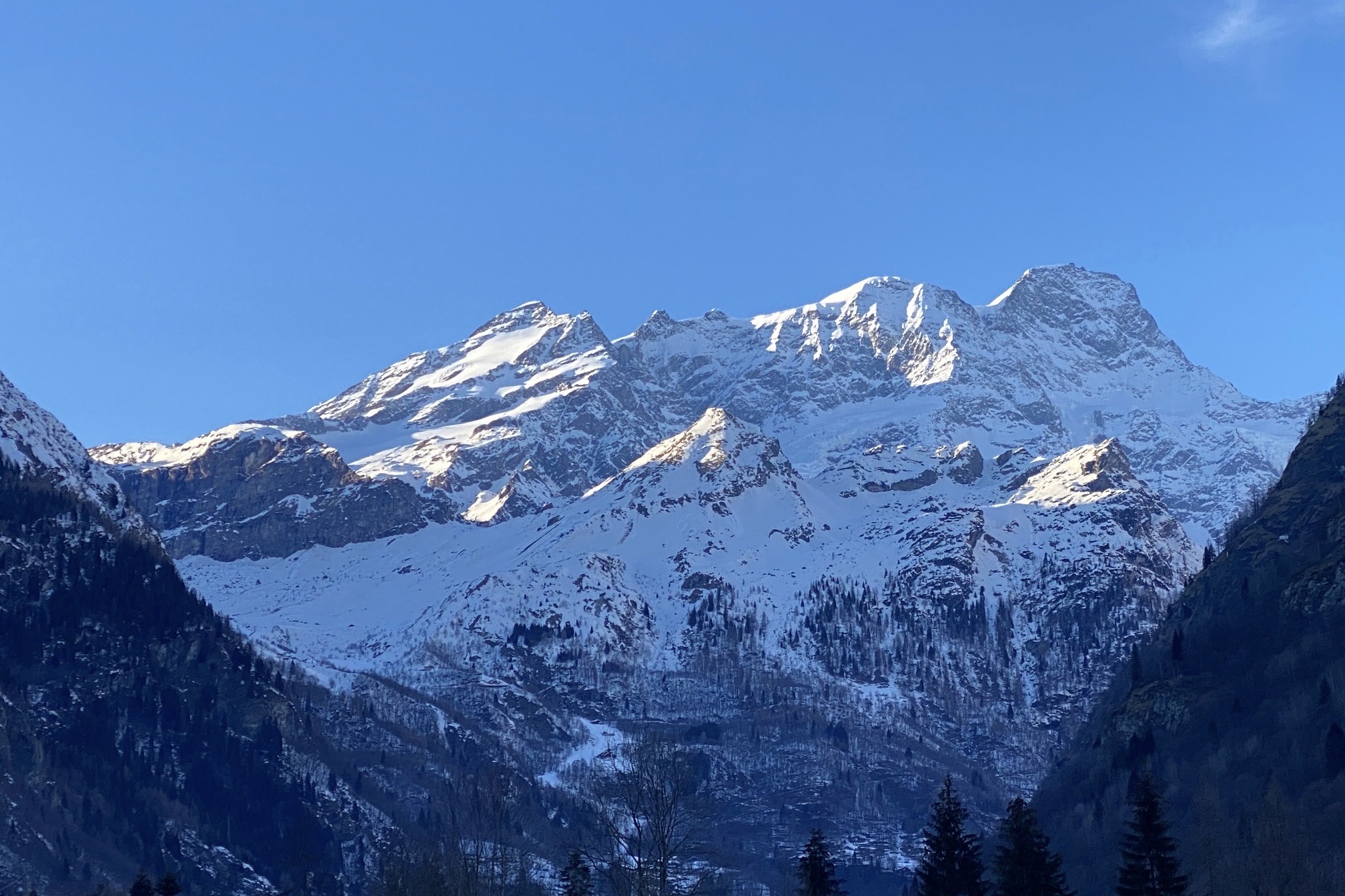 Glaciären vid bergsmassivet Monte Rosa i Italien. På toppen till höger kan man nästan se Capanna Margherita som är Europas högst belägna fjällstation (4.500m).