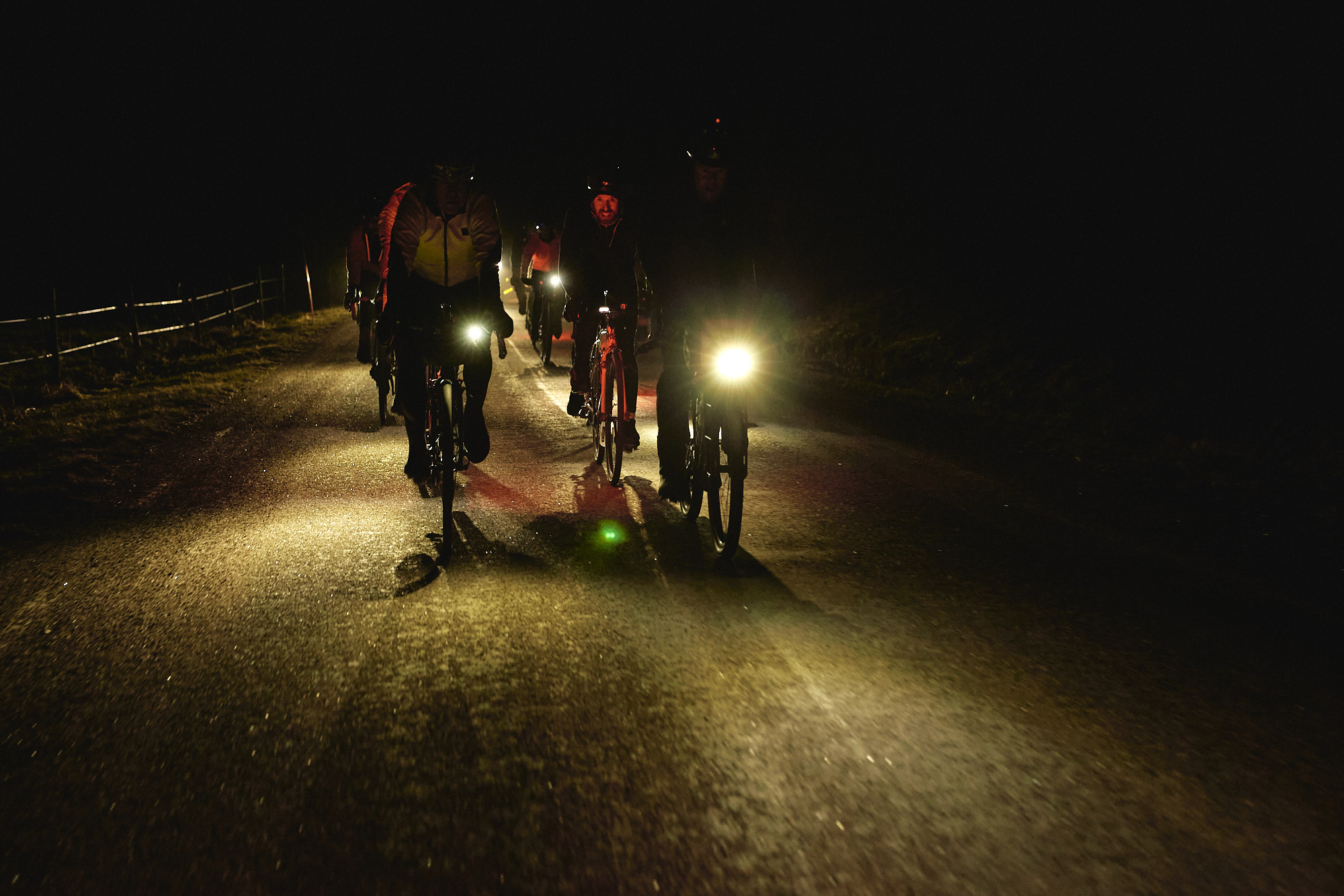 Cyklisterna höll i gång från tidig morgon till sen kväll, vilket innebar en hel del cykeltid i mörker.
