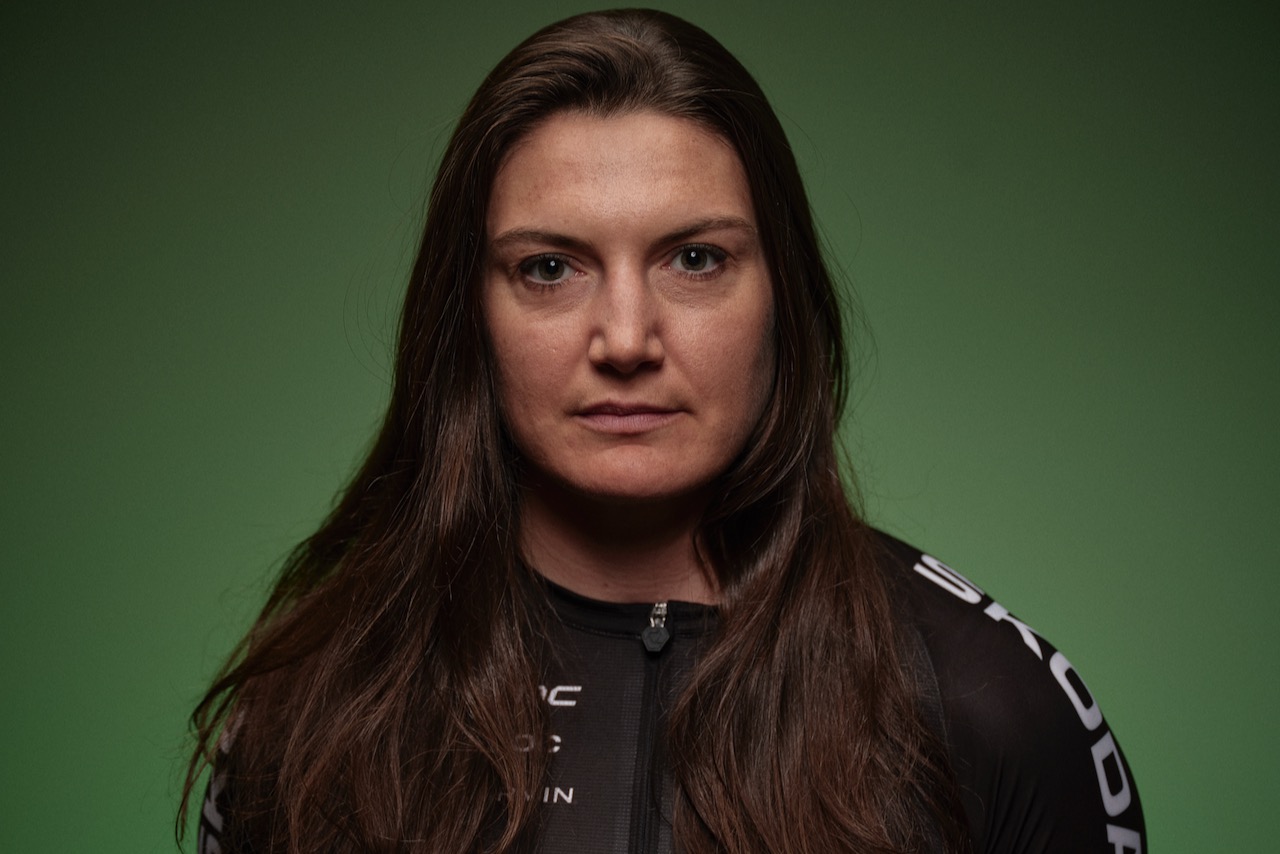 Hanna Johansson är proffscyklist till vardags och cyklar för Lviv Cycling Team. Men under våren dubblerar hon och är även ambassadör för Skoda-teamet.