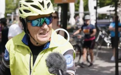 83-årige Christer Svenstedt bangar inte för ett lopp under Cykelveckan. I år tog han med sig "ynglingen" Ingemar Andersson, 73, på Vätternrundan 100 km.