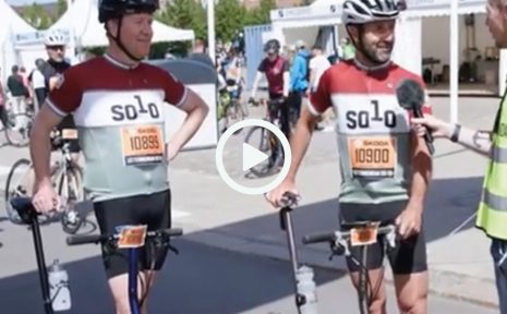 Kompisduon Rikard Ericson och Urban Nilsson ville ha en utmaning. Därför tog de cyklar de Vätternrundan 100 km på ihopfällbar minicykel.