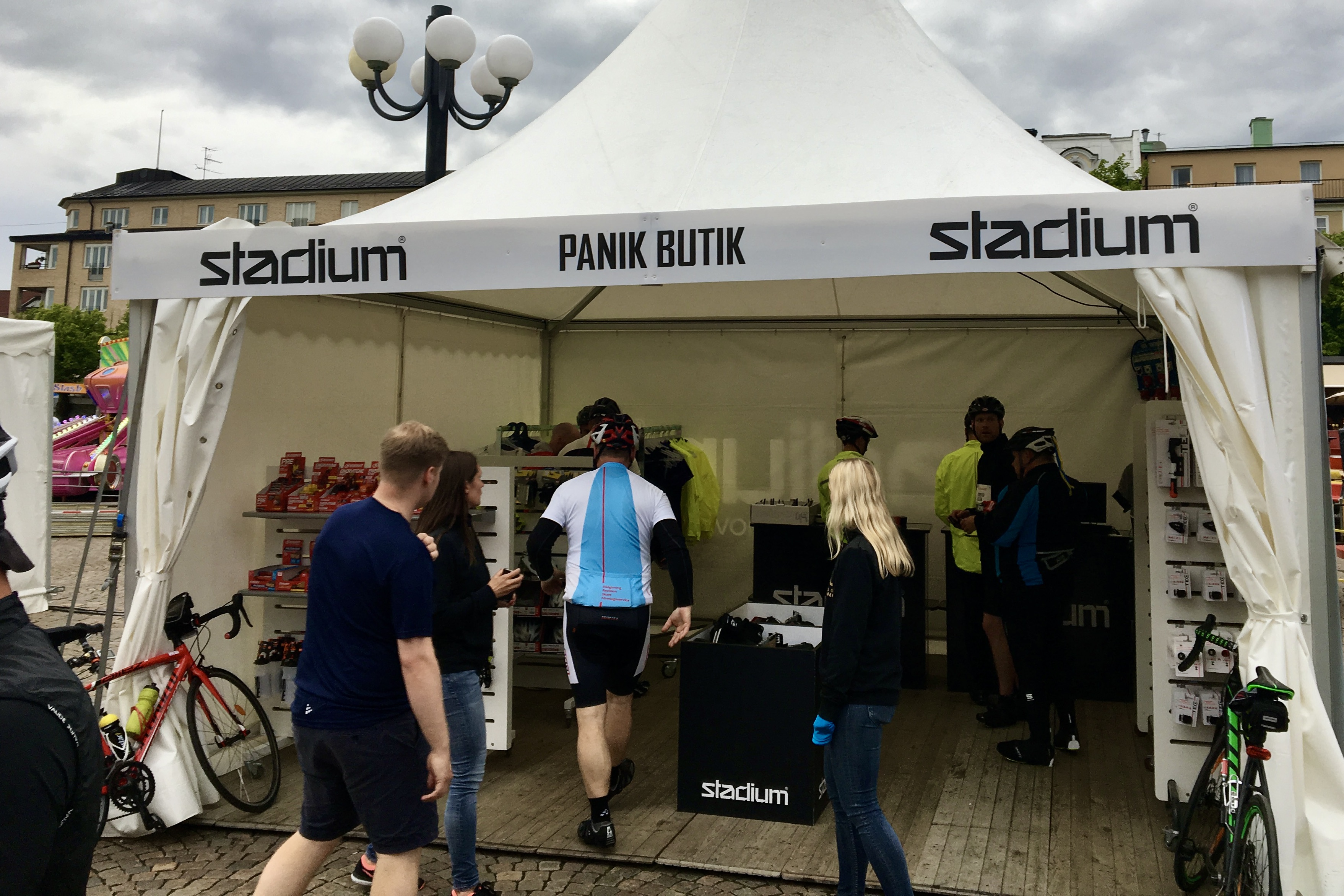 Under loppen finns även Stadiums panikbutik, där cyklisterna innan start kan se till att införskaffa sig det sista nödvändiga innan det är dags att ge sig av.