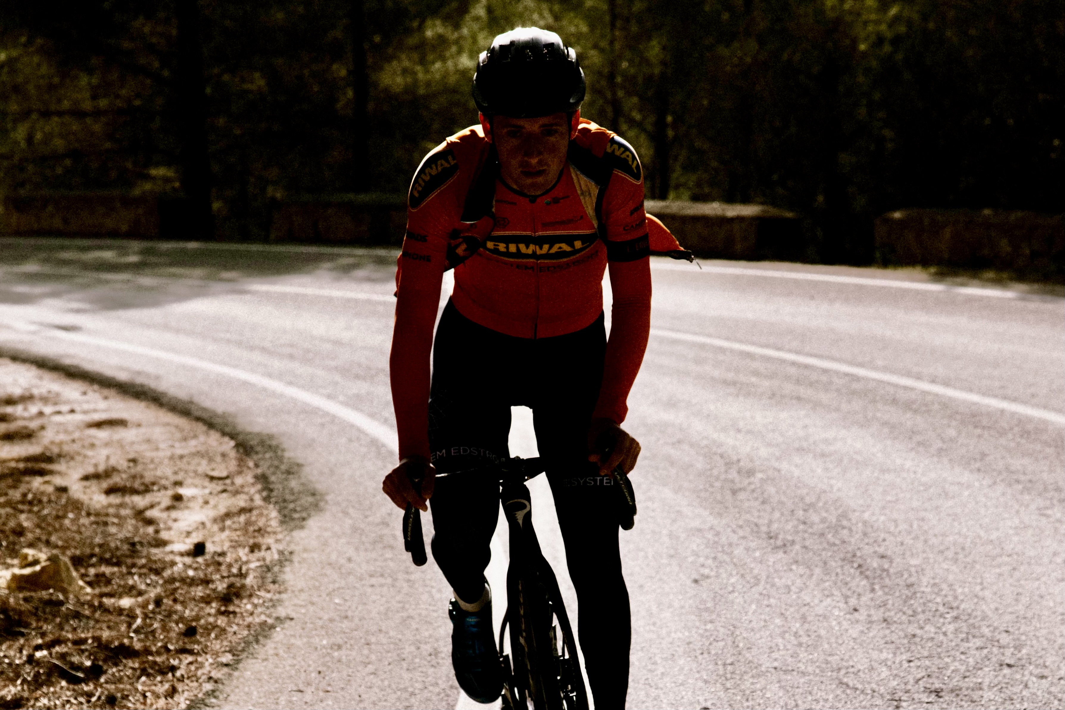 En förkylning ledde till hjärtsjukdom och drygt två månaders vila. Nu råder cykelstjärnan Lucas Eriksson alla att ta det försiktigt med träning om man är krasslig.
