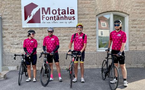 Richard Lindgren (trea från vänster) tillsammans med gänget som cyklade genom Sverige i början av augusti under projektet Psykla för fontänhusen.