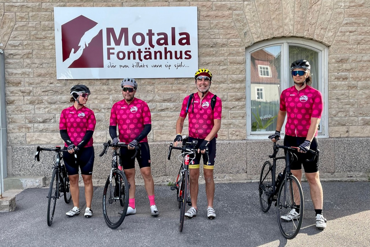 Richard Lindgren (trea från vänster) tillsammans med gänget som cyklade genom Sverige i början av augusti under projektet Psykla för fontänhusen.