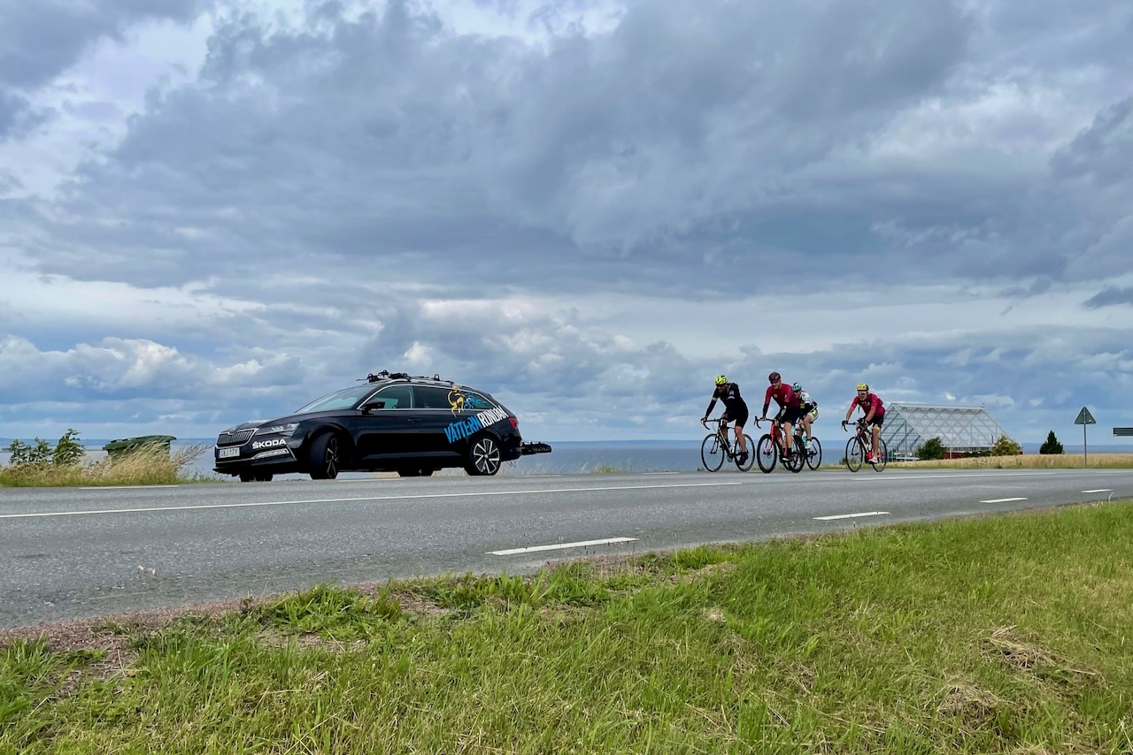 Sträckan efter Motala fick cyklisterna sällskap av bland annat Anna Öhrström från Vätternrundan, som också hjälpte till med servicebil.