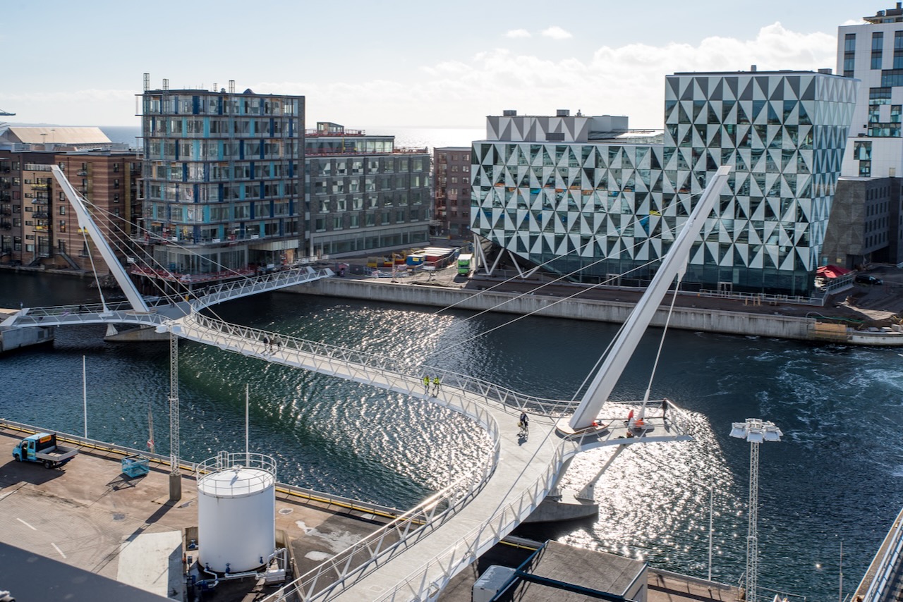Varvsbron som sammanbinder Helsingborgs centrum med Oceanhamnen, sedd från ovan. En del i arbetet som har lett fram till att Helsingborg blivit utsedd till Årets bästa cykelkommun.