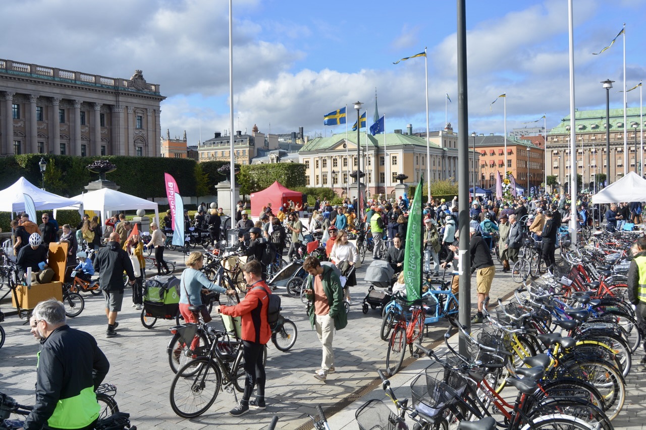 I mitten av september arrangerades en stor cykelkarneval på Norrbro i Stockholm.