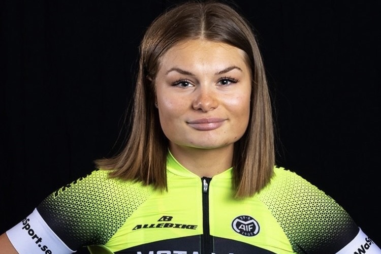 Karin tävlar för svenska Motala AIF och internationellt i Watersley cycling team.