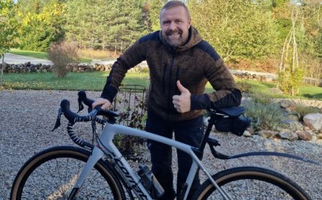 Cyklingen till och från jobbet har hjälpt gotlänningen Rudolf "Ruda" Söderström få tillbaka konditionen efter att ha insjuknat i covid-19 och fått en ny knäled.