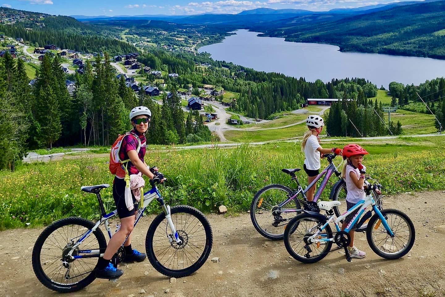 Malin tillsammans med barnen Bianca och Beata från semestern i Åre i somras – där cyklarna så klart var med.