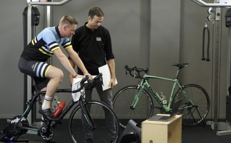 Ska du satsa på effektiv inomhusträning är en Wahoo-trainer ett bra alternativ. Här ses coachen Mattias Reck med cyklisten Fredrik Almgren.