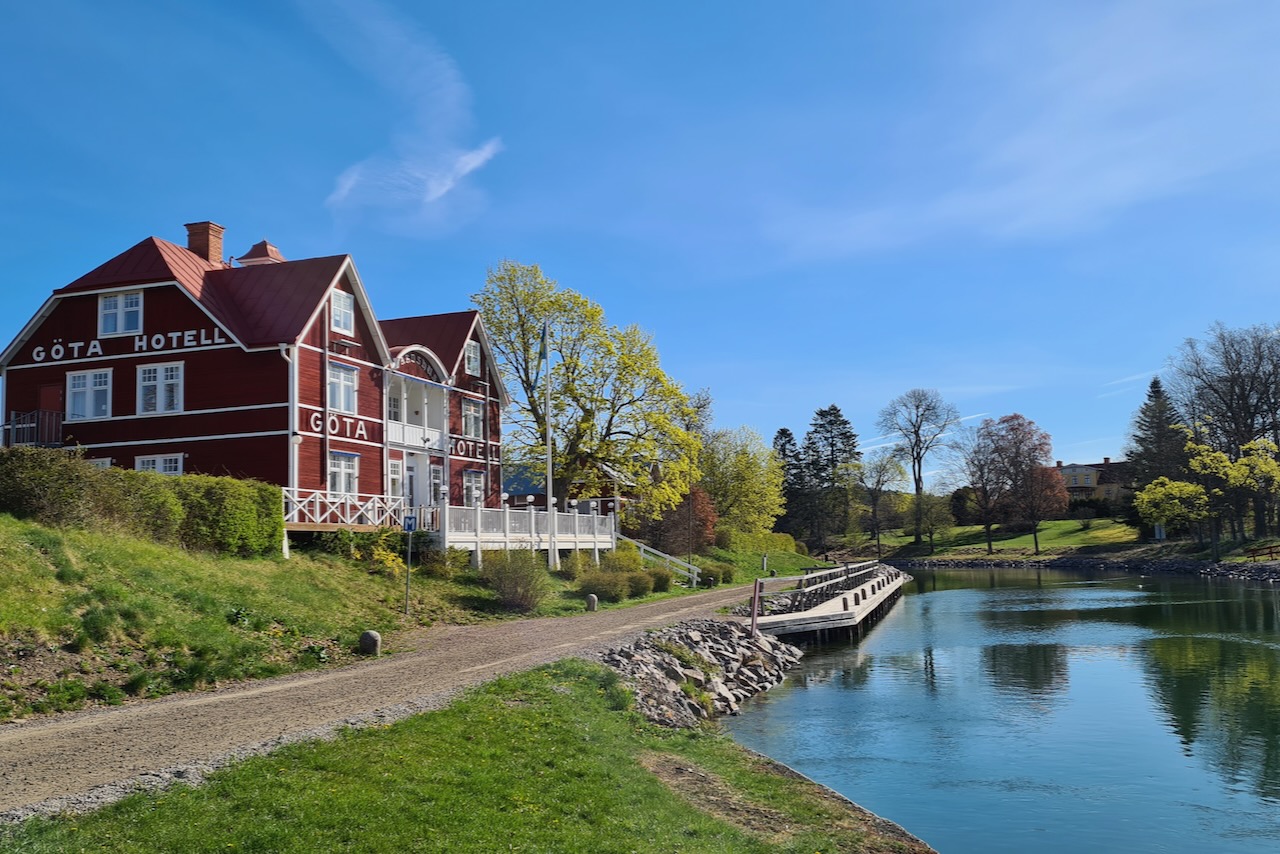 Göta Hotell är ett boende som ingår i paketen. Det är ett över hundraårigt charmigt hotell som ligger längs Göta kanal.