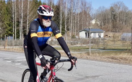 Kari Seppänen förbereder sig för sin 39:e Vätternrunda. Den här gången ska han även cykla för att samla in pengar till Ukrainas barn.