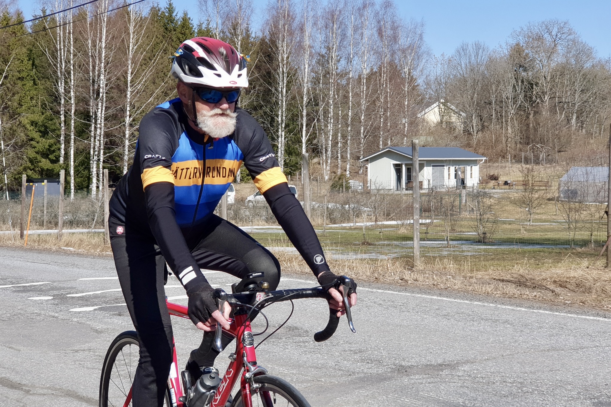 Kari Seppänen förbereder sig för sin 39:e Vätternrunda. Den här gången ska han även cykla för att samla in pengar till Ukrainas barn.