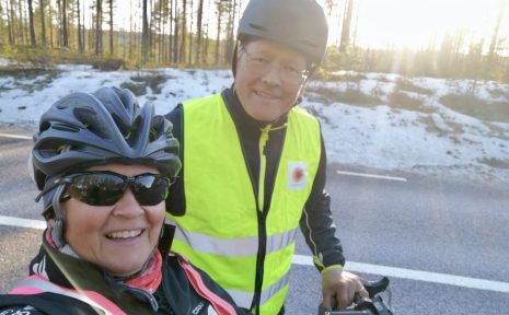 I sommar ska Line och maken Jonny cykla Vätternrundan tillsammans för Cykelprojektet. Här är duon under säsongens första cykeltur i april.