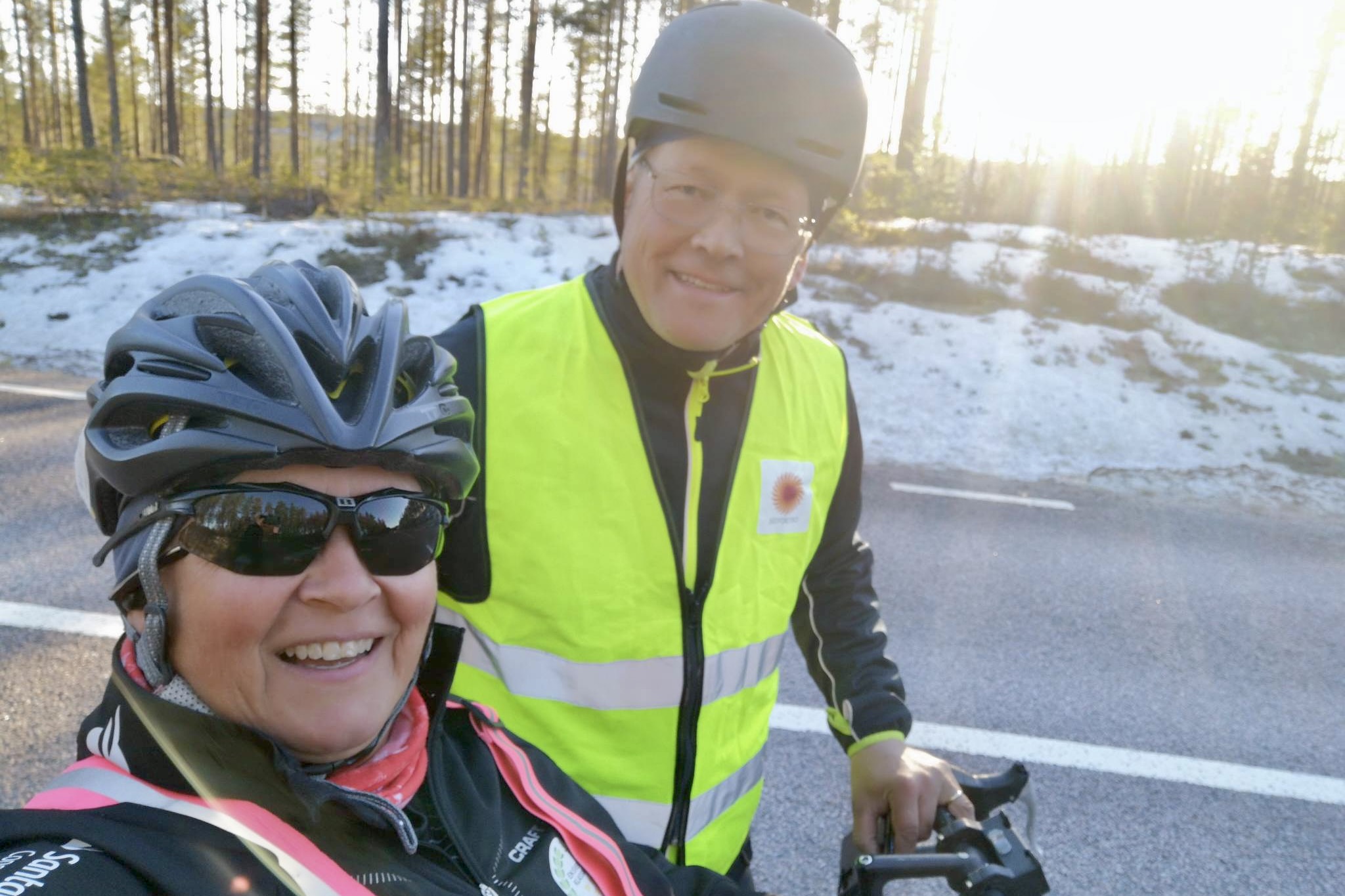 I sommar ska Line och maken Jonny cykla Vätternrundan tillsammans för Cykelprojektet. Här är duon under säsongens första cykeltur i april.