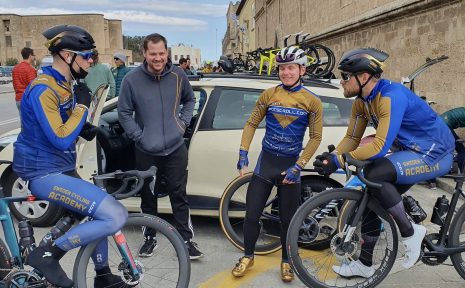 Som före detta elitcyklist vet Fredrik Strid vad som krävs för att nå toppskiktet. I dag är han aktiv inom Nordic Sports Academy och brinner för att belysa pyskisk ohälsa. Här är han tillsammans med deltagare i Sweden Cycling Academy på Rhodos.