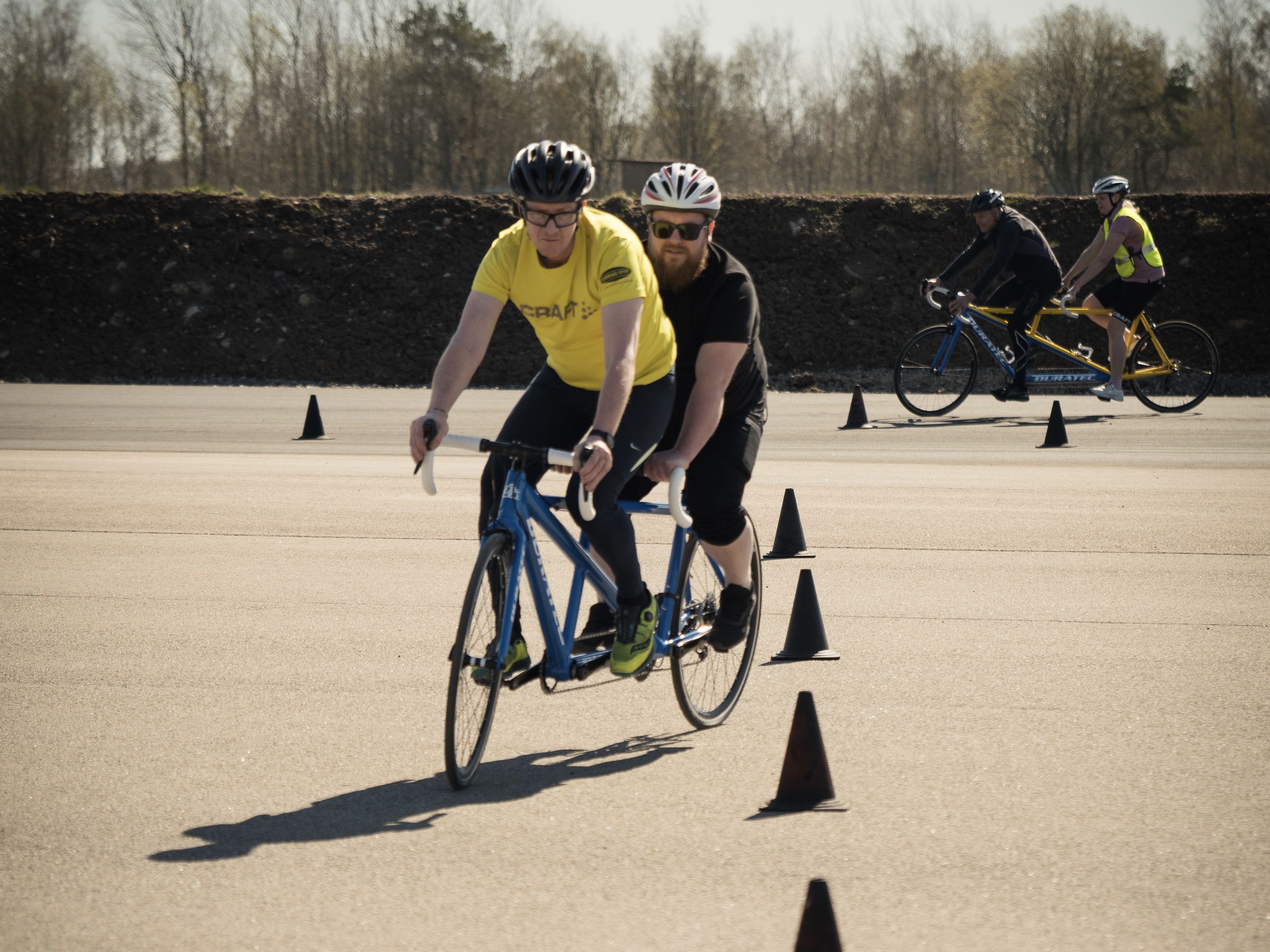 Att utbilda sig till tandempilot innebär att fler synskadade kan få chansen att börja cykla. Här utbildas piloter på Falkenbergs motorbana.