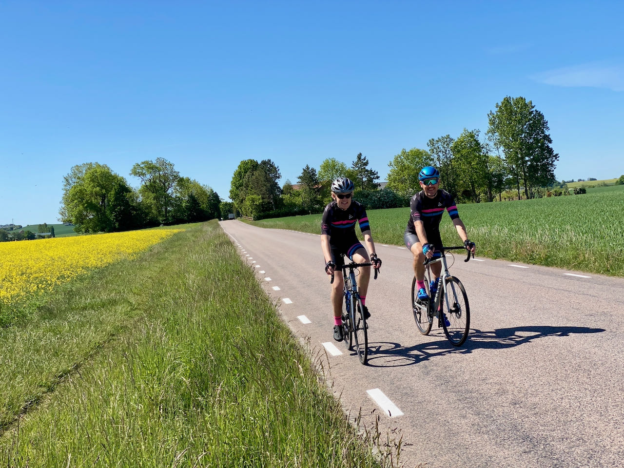 Daniel och Johan Åberg cyklar ute längs de skånska rapsfälten.
