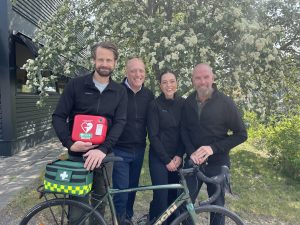 Kvartetten från Dahl Medical som ska cykla Vätternrundan 315 med en hjärtstartare på cykeln. Från vänster ses Jimmy Nilsson, Henrik Dahl, Natacha Melki och Mattias Weineson.