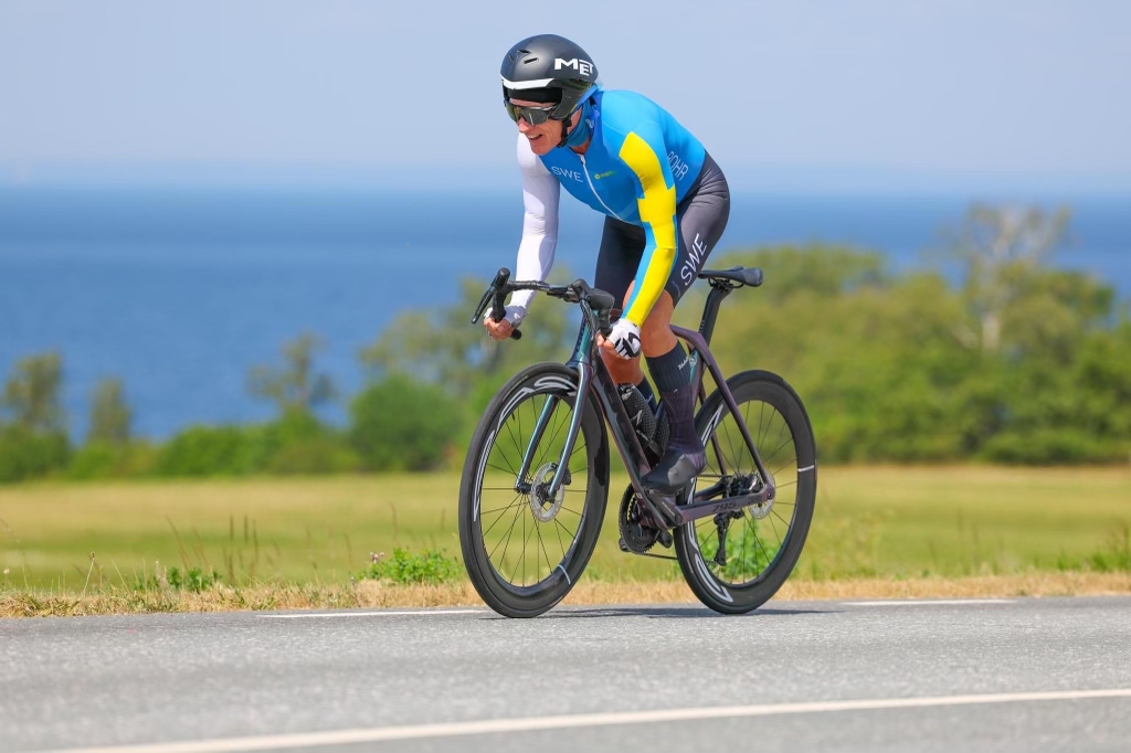 Jonas trivs bäst när han får cykla fort. I dag har han fyra rekord registrerade hos WUCA, World Ultra Cycling Association, ett på landsväg och tre på bana.