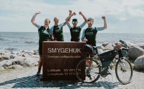 Marie Rydne, Andreas Lindh, Amir Ansari och Mattias Hargin vid målet i Smygehuk. De bildade två av tre duos i årets Škoda Cycling Team som genomförde Unmapping Sweden.