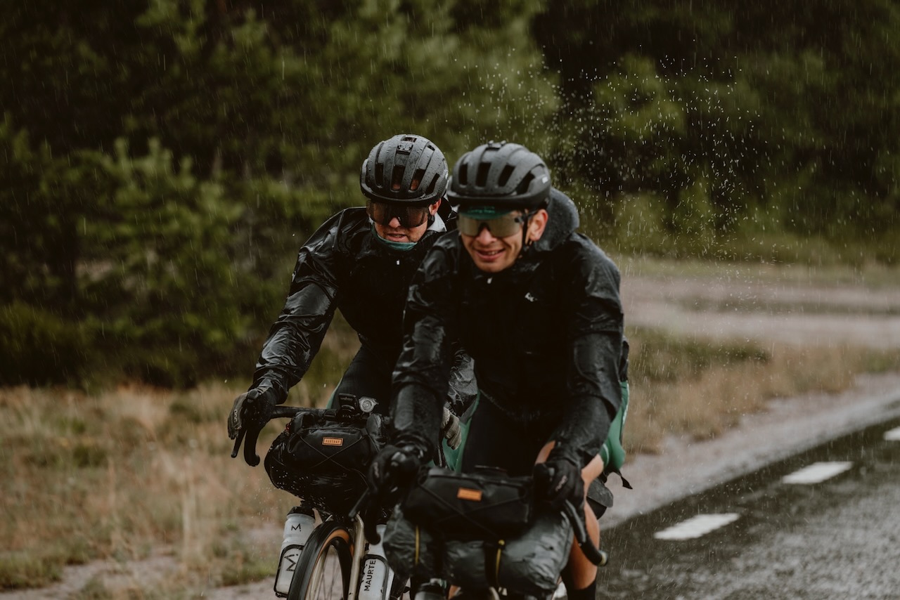 Cyklisterna fick cykla genom all typ av väder, från strålande solsken till hällande regn och blåst.