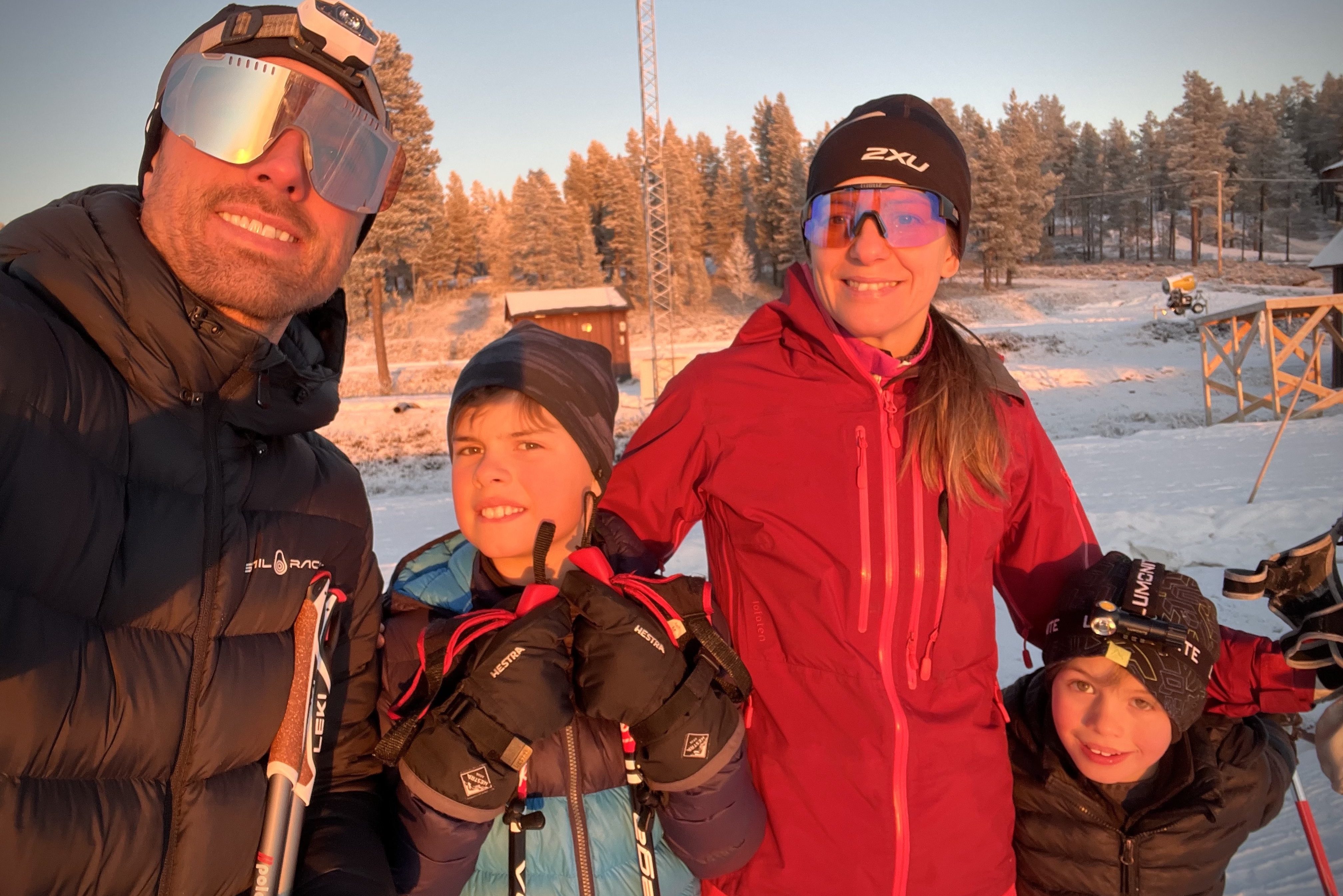 På vintern blir det gärna skidåkning för Jonas, Charlie, Karin och Sam. Helst utför, men längdåkning funkar det också.