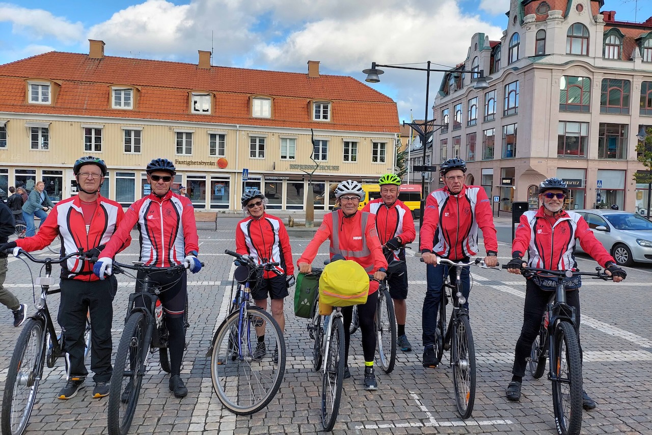 Flera cyklister har mött upp under resans gång och cyklat tillsammans med Jenny. Bland annat några medlemmar i Tjust Bike & Running Club som tog emot henne när hon cyklade in i Västervik.
