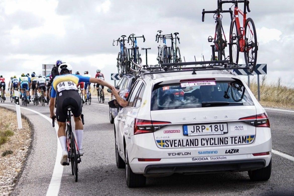 Teodor de Luca, CK Ringen, tar emot flaskor från bilen under Vuelta Ribera De Duero.