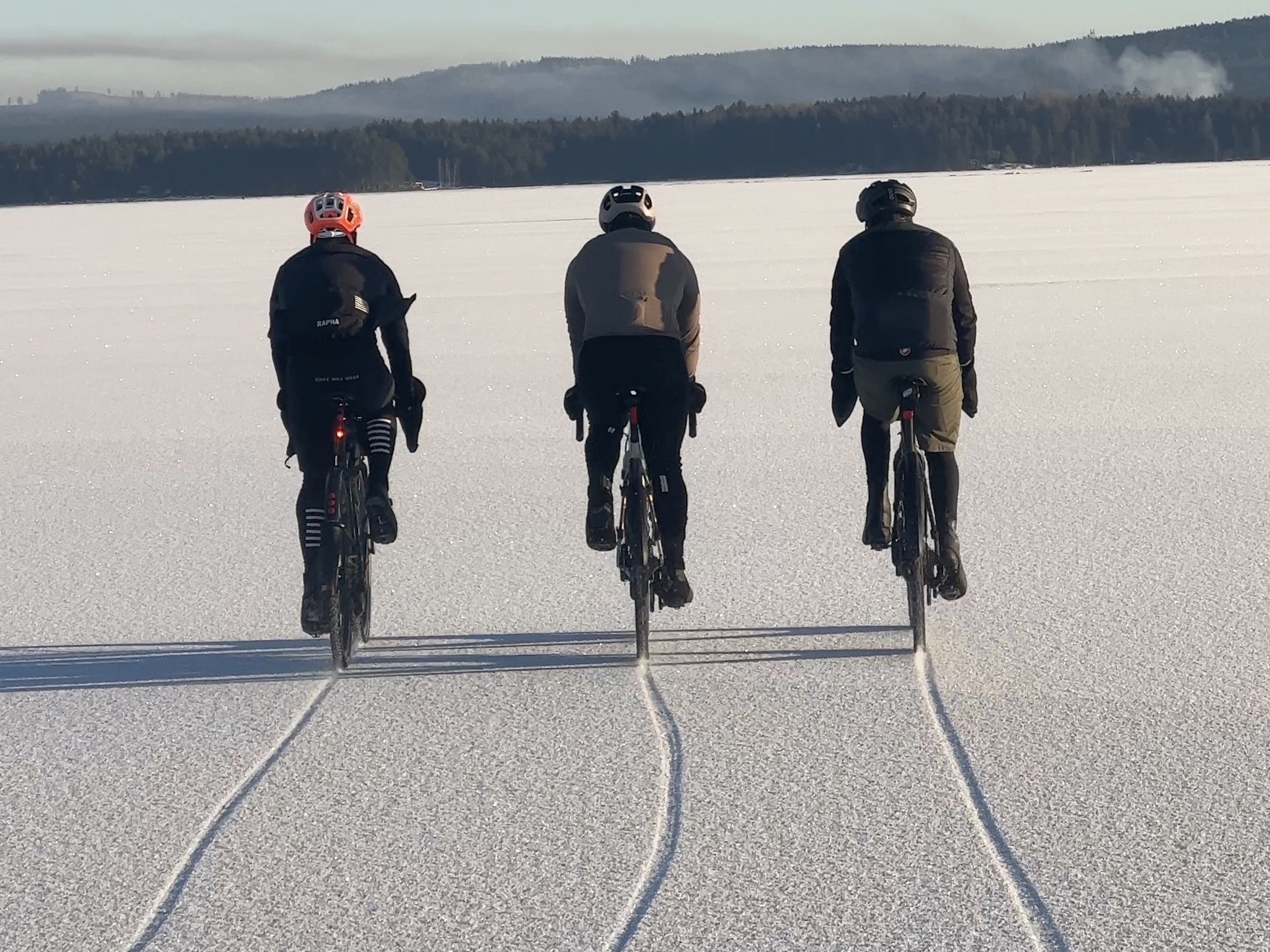 ”Med lite säkerhetstänk är det bland det mest frihetsgörande som man uppleva den tiden på året”, menar Jesper om att cykla på en snötäckt sjö.