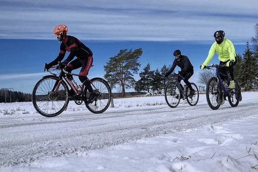 Miches tips är att prova att ge sig ut på en cykeltur på en snöbelagd väg. Chansen är stor att du snabbt fastnar för vintercykling.