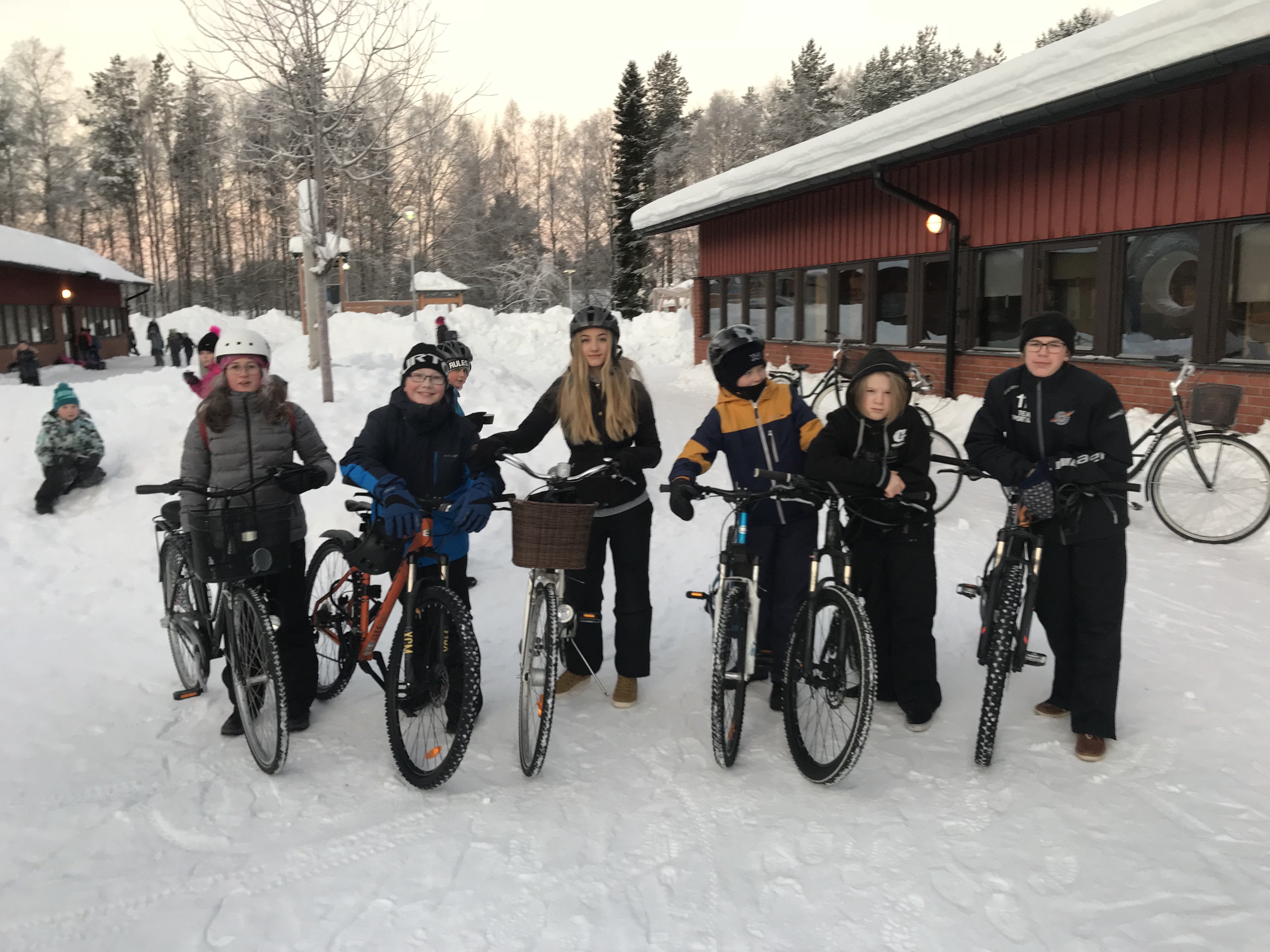 Det går ofta bra att använda cykeln även på vintern. Och är man ett gång som cyklar tillsammans blir det betydligt roligare.