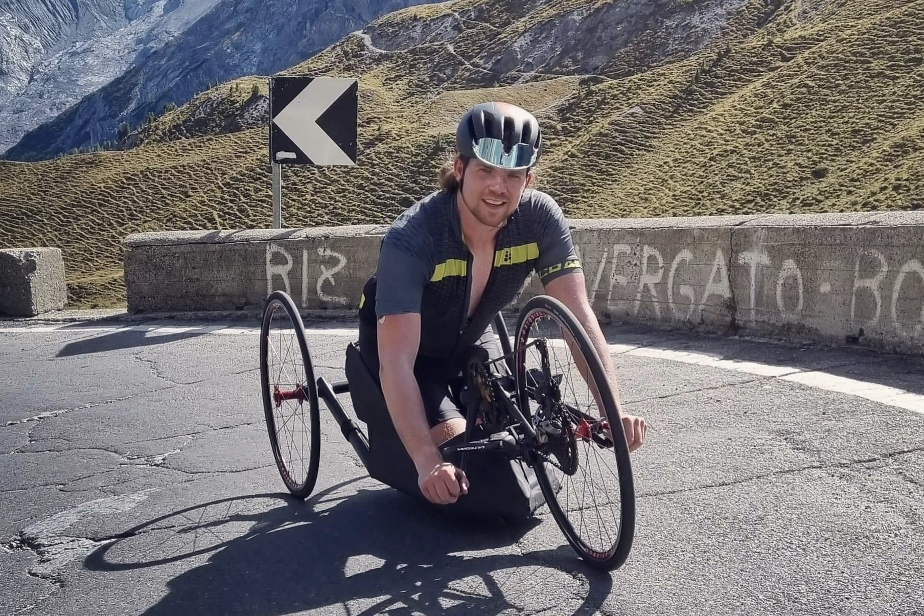 Arnt-Christian Furuberg är en världsstjärna inom sit-ski. Men också en riktig hejare på handcykel. Och i sommar är han en av tio handycklister som cyklar Vätternrundan 315 km.