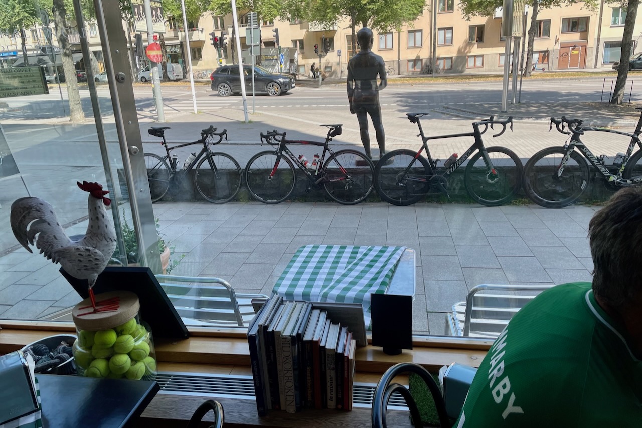 Fikan efter rundorna är minst lika viktig som cyklingen i sig, menar både Torben och Bobo. Då samlas de på caféer i Bajenland.