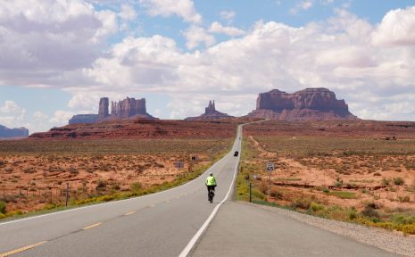 Naturupplevelserna på de långa cykelresorna är av varierade slag. Här går resan genom Monument Valley i Arizona, USA.