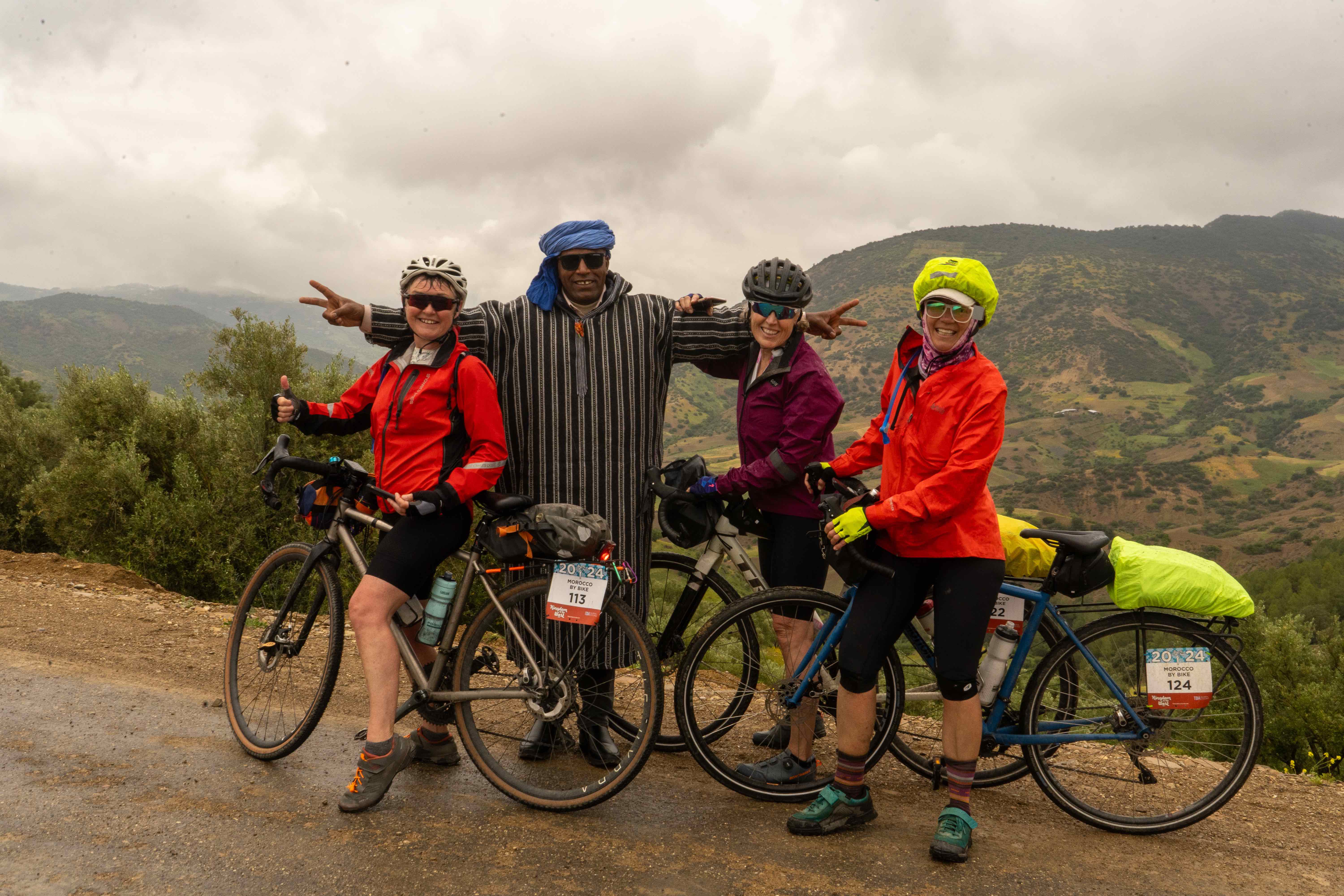Resorna innebär inte bara cykling på fantastiska platser. De bjuder även på härliga möten med lokalbefolkningen. Här poseras det under en resa genom Marocko.