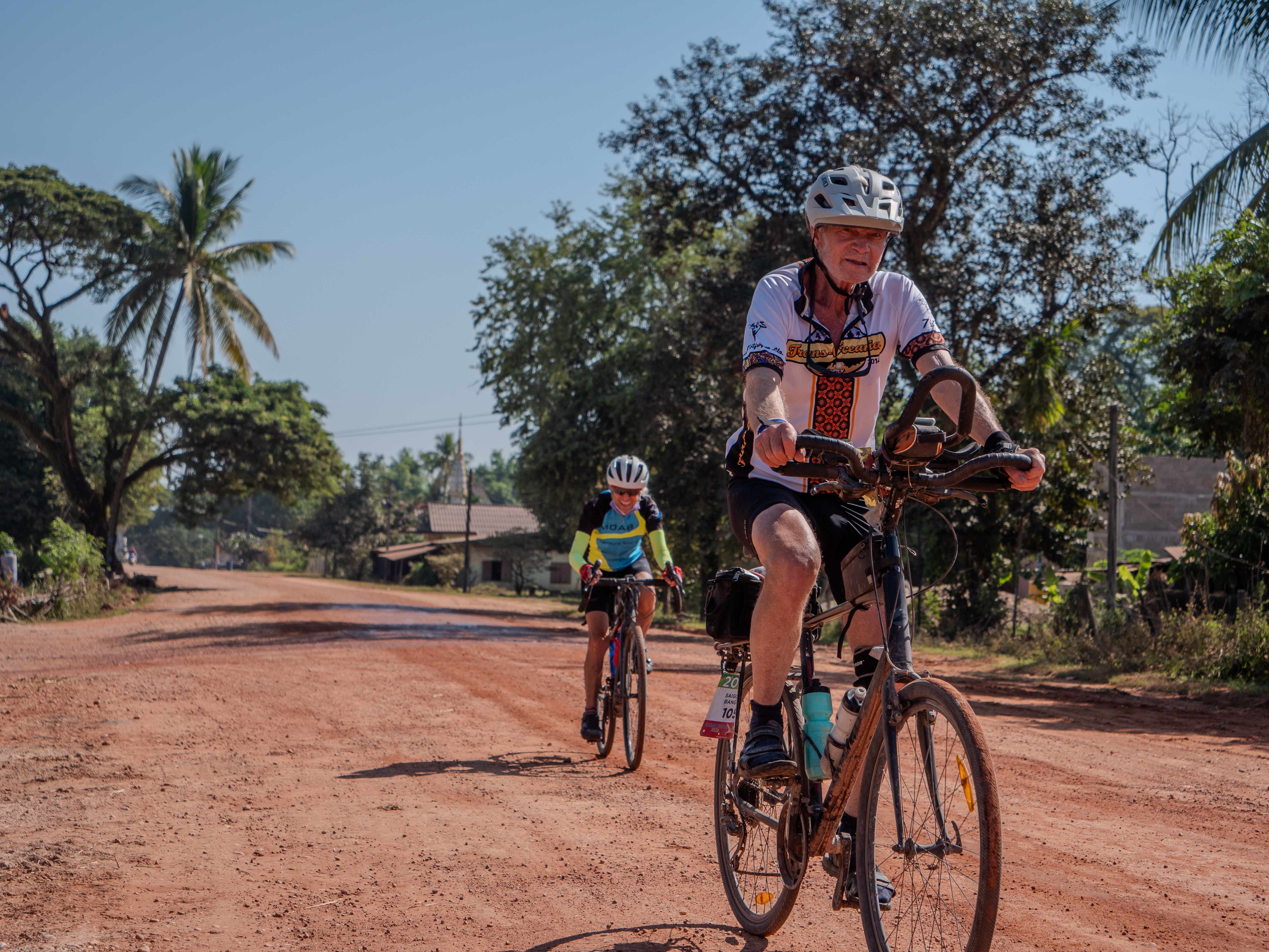 Resorna är till för alla som har fyllt 18 år och deltagarna kommer från hela världen. Här ses ett par av cyklisterna som tar sig fram på grusvägarna i Mekong.