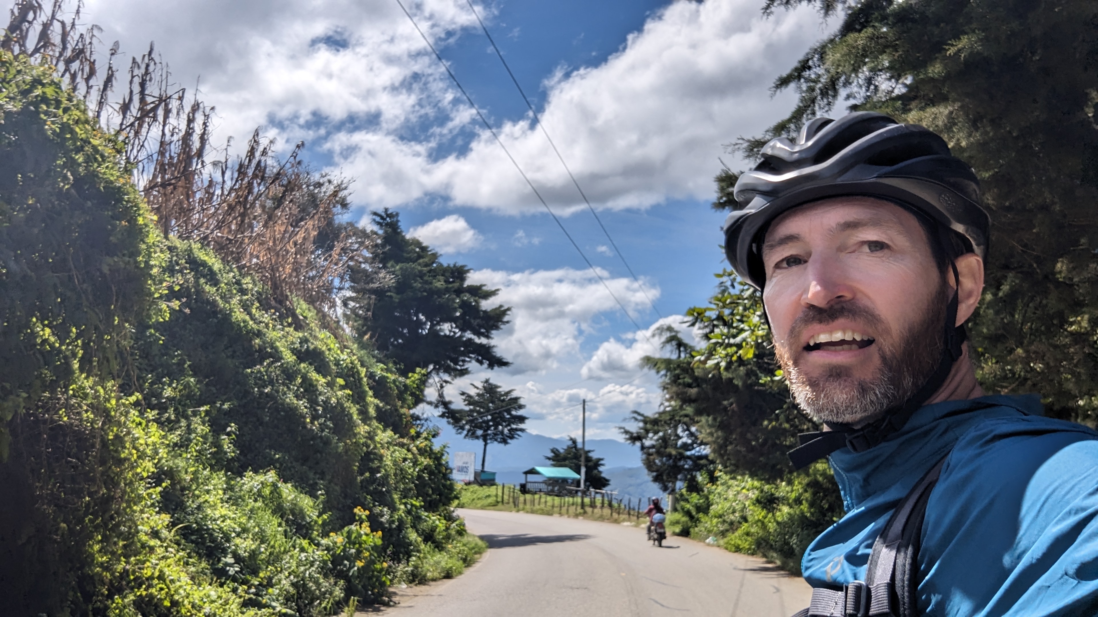 Shanny Hill poserar från sadeln under hans cykelresa i Guatemala.
