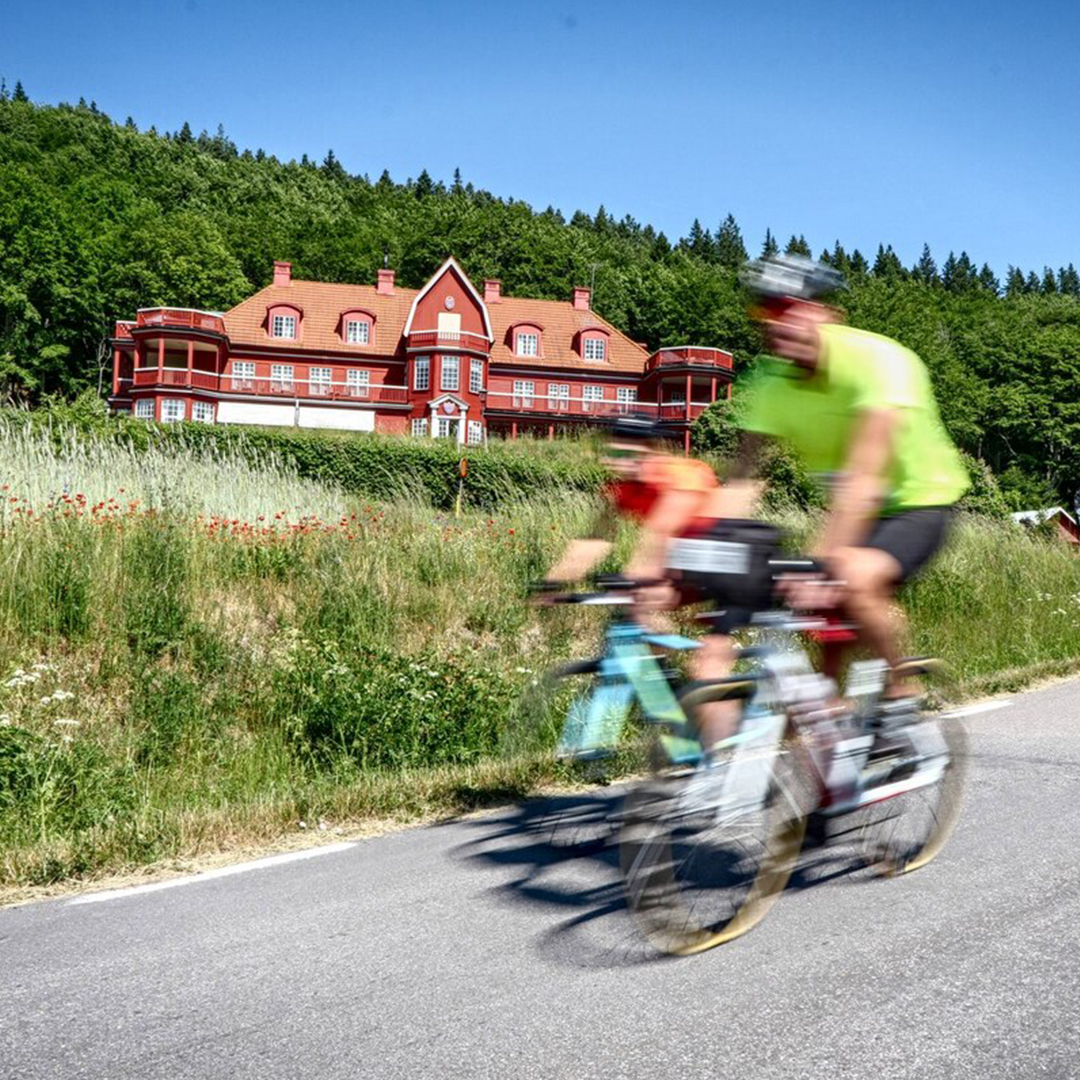 Cyklister vid Ombergs Turisthotell.