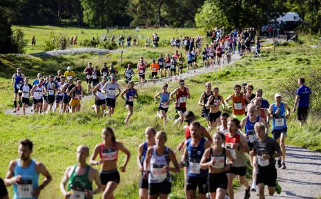 Löpare som springen Lidingöloppet 2023.