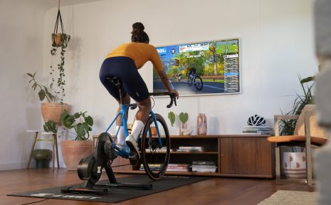 Zwift cyklist hemma i vardagsrummet